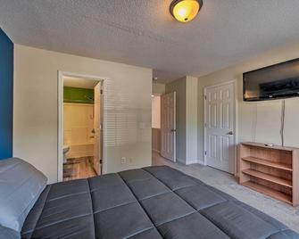 Cozy Greensboro Townhome about 7 Mi to UNC Campus - Greensboro - Bedroom