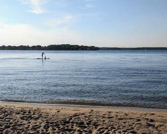 Plan Your Perfect Summer Escape: Walk to Crescent Beach and to Pridwin! - Shelter Island Heights - Playa