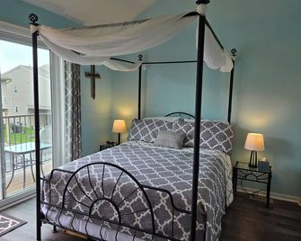 Comfortable Lake Escape Perfect For Families, Fisherman, Birders & Shooters - Oak Harbor - Bedroom