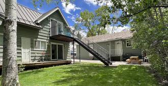 Walk to Everything in Ouray, ideal location! Air conditioner! - Ouray - Building