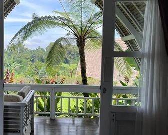 Village Above The Clouds - Desa Atas Awan Eco-Boutique Hotel - Baturiti - Balcony