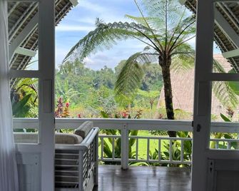 Village Above The Clouds - Desa Atas Awan Eco-Boutique Hotel - Baturiti - Balcón