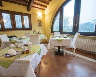 R&B un mondo a colori - פרארה - מסעדה