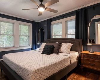Renovated cottage with Hot Tub 15 min to Asheville - Candler - Makuuhuone