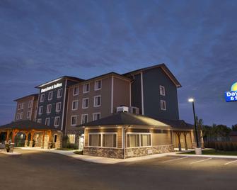 Days Inn & Suites by Wyndham Lindsay - Lindsay - Building