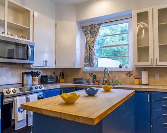 Cozy Home - Walk to Ybor - Restaurants, Bars and Shops! - Tampa - Kitchen