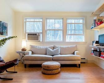 Serene Woodstock 3 bedroom cottage with sweeping mountain views - Woodstock - Obývací pokoj