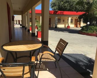 Tshesebe Stopover Motel - Francistown - Innenhof