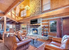 Stunning Cabin: 7 Acres, 360 Views, 20min to Park! - Sevierville - Sala de estar