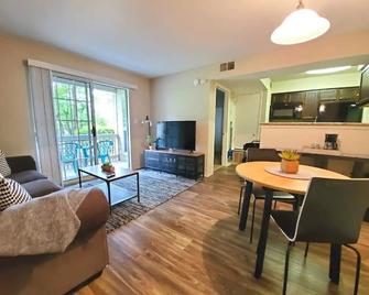 Cozy Condo - Pond View - Monthly Discounts- Washer & Dryer-Great Location - Lombard - Living room