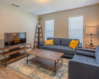 Centro Ybor Twin Duplexes With 6 Bedrooms! - Tampa - Living room