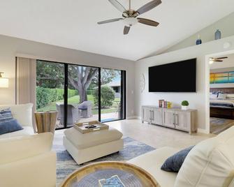 Private Cottage in West Palm Beach Florida - Palm Beach Gardens - Living room