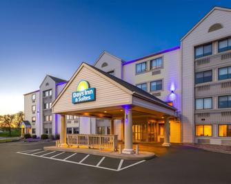 Days Inn & Suites by Wyndham Kansas City South - Kansas City - Edificio