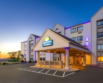 Days Inn & Suites by Wyndham Kansas City South - Kansas City - Edificio