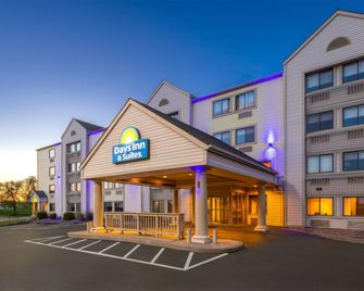 Days Inn & Suites by Wyndham Kansas City South - קנזס סיטי - בניין