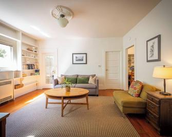 Historic Spacious Berkeley Flat Near U.C.B. Campus - Berkeley - Living room