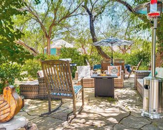 Casa Paloma Studio Artsy and Airy with Hot Tub Access - Patagonia - Patio