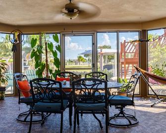 Casa 1- 3 bedrooms, 2 baths, The 2000 sq. ft. Luxury Suite sleeps 6 - Corozal - Comedor