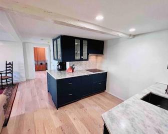 2 bed/2bath with water views & virtual tour! - Newburyport - Kitchen