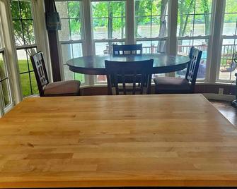 Cozy gem on a river with an all sports lake. Boat launch and kayaks included. - Coopersville - Dining room