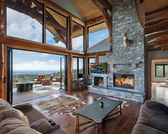 Luxurious Mountain View Paradise with Hot Tub - Courtenay - Living room
