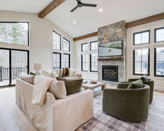 Casa di Neve - New Luxe Mountain Home w/ Hot Tub - Intervale - Living room