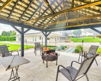 Bright Shipshewana Gem with Shuffleboard Table! - Shipshewana - Innenhof