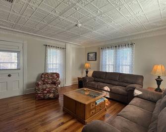 Cooperstown Cottage - 2 miles to Cooperstown Dreams park - with a pool! - Cooperstown - Living room