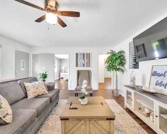 Cozy 4bedroom Bungalow in Davidson Sleeps 10 - Davidson - Wohnzimmer