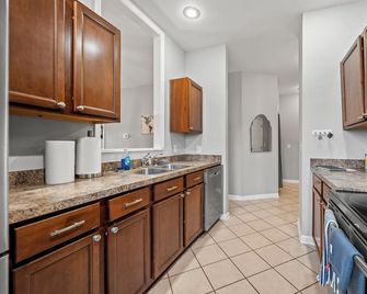 2 Beds/2 Full Baths, Fenced Yard, 1 Car Garage, One Level, Pets Welcomed! - Richmond - Kitchen