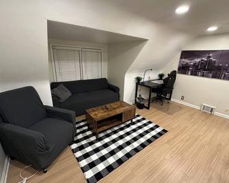 Cozy 2 bedrooms - Farmington Hills - Living room