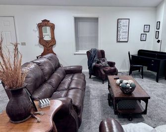 Charming 2-bedroom townhome near downtown Cave City. Child and pet friendly. - Cave City - Wohnzimmer