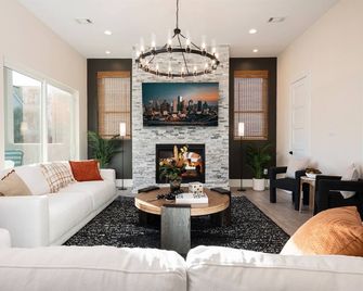 Luxury Houston Home, Spacious & Walkable Location - هيوستن - غرفة معيشة