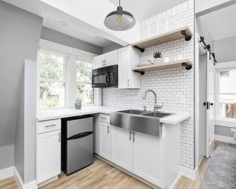 Midtown Modern Carriage Home by Major Attractions - Indianapolis - Kitchen