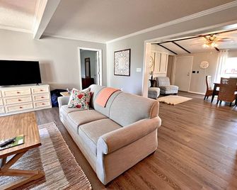 Oakridge Cottage - Orange Beach - Living room