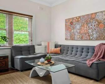 Albert Park Art Deco Gem Sleeps 5 Bevan 4 - Melbourne - Living room