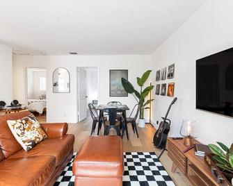 Musicians Lounge - 2 BR with parking asssigned - Fort Lauderdale - Living room