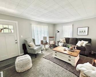 Peaceful, cozy countryside retreat. - Warren - Living room