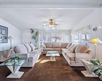 Waterfront Colorado River Home with Private Dock - Mohave Valley - Living room