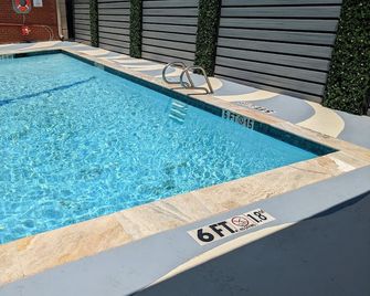 12 Oaks Hotel - Tyler - Pool