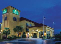 La Quinta Inn & Suites by Wyndham Prattville - Праттвилль - Здание