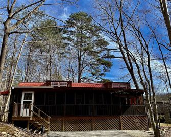 Porch And Pine Not-So-Tiny Tiny Log Cabin - Cosby - Building