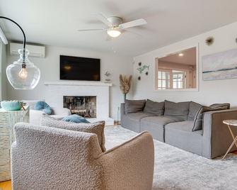 Charming Cape Cod Home about 1 Mi to Megansett Beach - North Falmouth - Living room