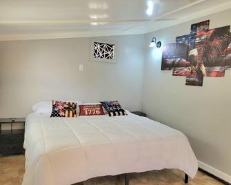 This is a cozy Military/USA themed home by Lackland AFB . 4 Bedroom, 1 Bath. - San Antonio