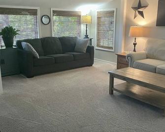 Cozy 3 bed, 2 bath home close to historic downtown Hannibal - Hannibal - Wohnzimmer