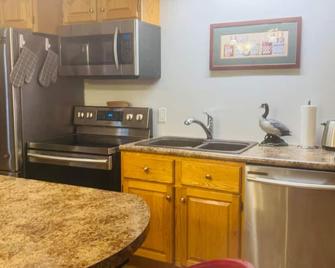 Luxurious 2 Bedroom with King and Queen bed and 1.5 Bathroom sleeps 6. - Bridgewater - Кухня