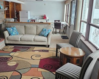 Welcoming 2-bedroom riverfront in Alpena. Private Oasis - Stunning views! - Alpena - Obývací pokoj