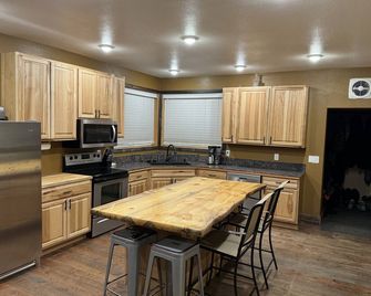 Spacious New Listing Centrally Located to Explore Glacier Park - East Glacier Park - Cocina