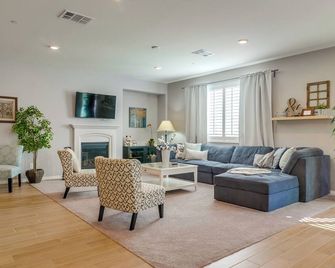 5 Bedrooms Luxury House / Kind Beds/1000mbps Fast Wifi - Jurupa Valley - Living room