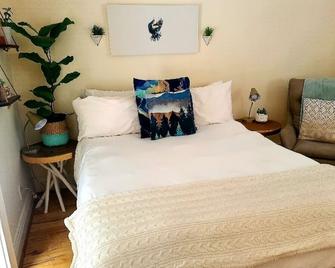 Sweet private studio just minutes from the downtown core. - Nelson - Bedroom